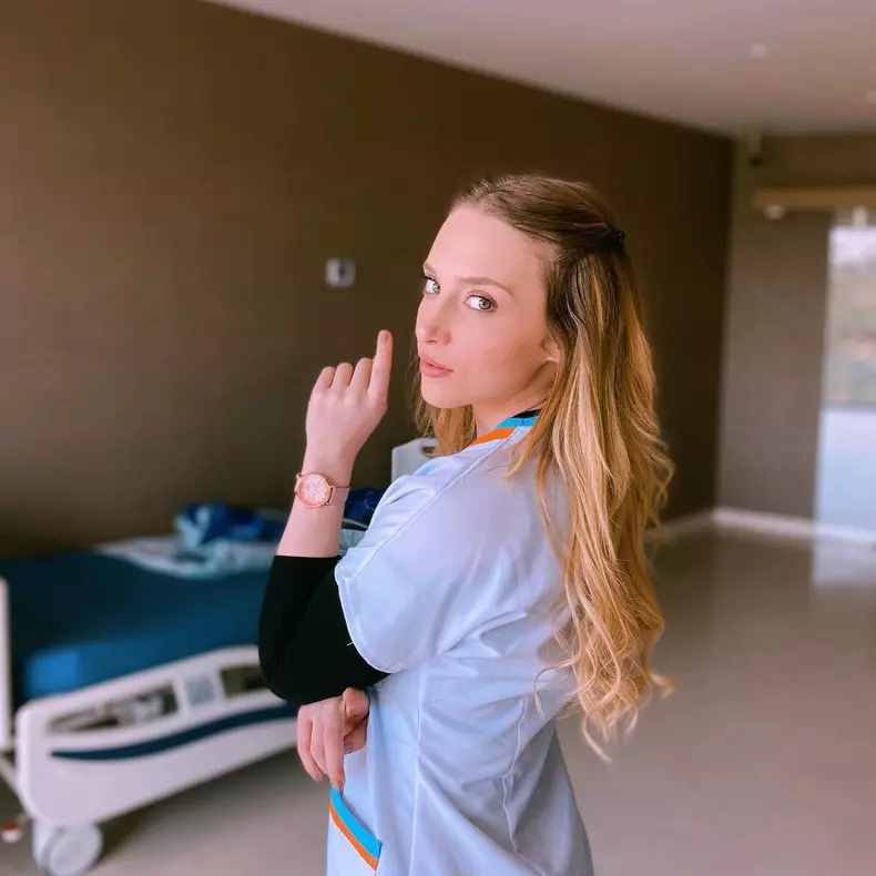 Cine este și câți ani are Hayal Köseoğlu. Cum a devenit celebră interpreta Acelyey din serialul „Doctorul minune” (4)