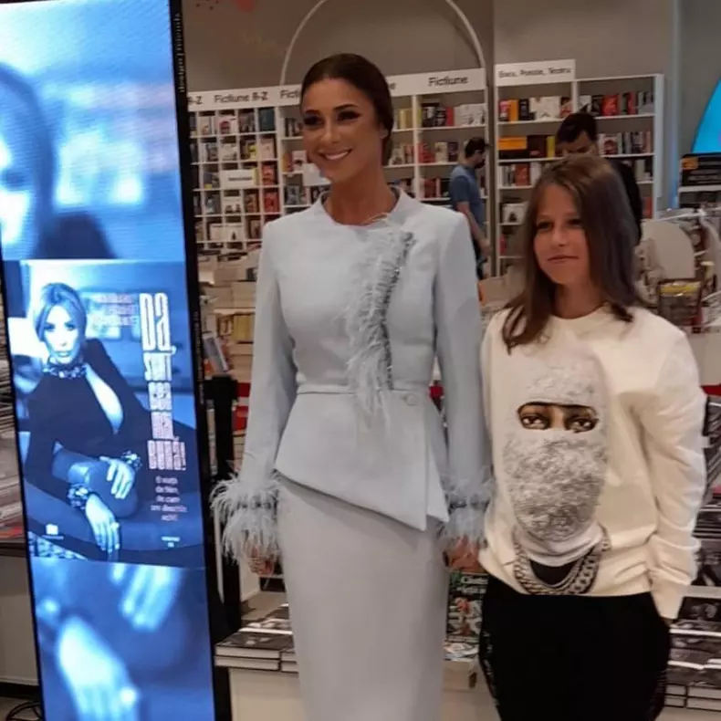 Anamaria-Prodan-cu-fiul-ei-si-al-lui-Reghecampf-la-lansarea-noilor-ei-carti-16