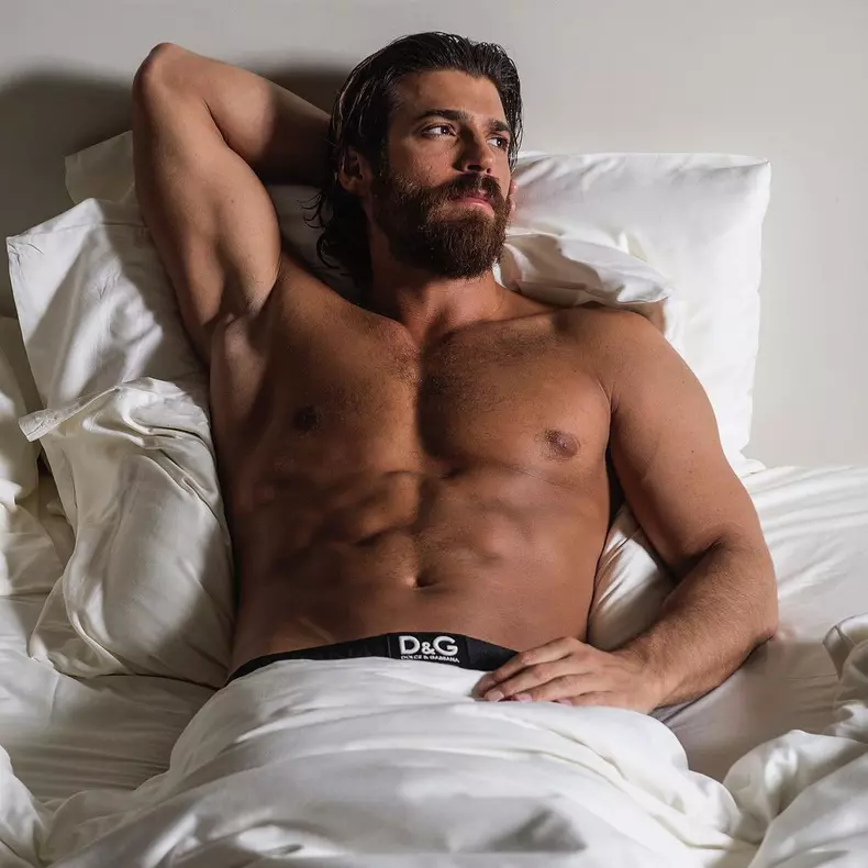 can-yaman-243340815_856547028379903_8248605426357527290_n-1