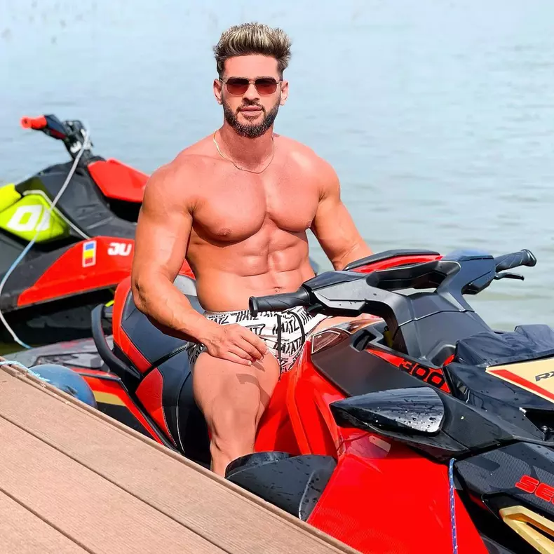 Cat-de-mult-l-a-ajutat-pe-Dorian-Popa-aspectul-fizic-in-cariera.