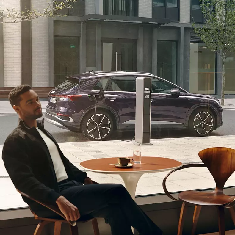 Rege-Jean-Page-Simon-Basset-5