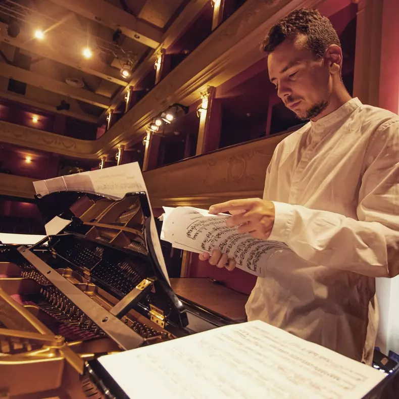 Iulian-Ochescu-fiul-Silviei-Dumitrescu-a-primit-un-rol-intr-un-serial-italian-1