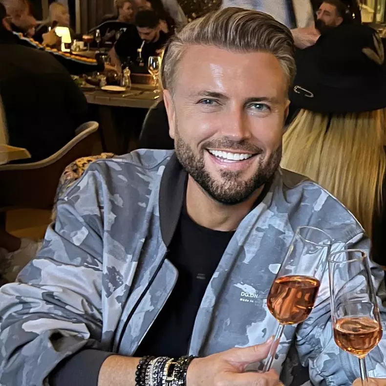 Ce și-a făcut Cătălin Botezatu la față. Toți spun că e...