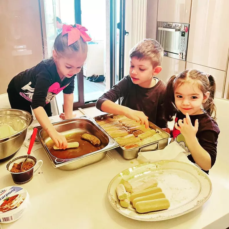 Ce-mari-s-au-facut-gemenele-Valentinei-Pelinel.-Cum-arata-acum-fiicele-lui-Cristi-Borcea-5