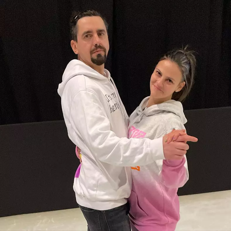 Prin-ce-greutati-a-trecut-Cosmin-Natanticu-in-timpul-filmarilor-pentru-„Dancing-on-ice-1