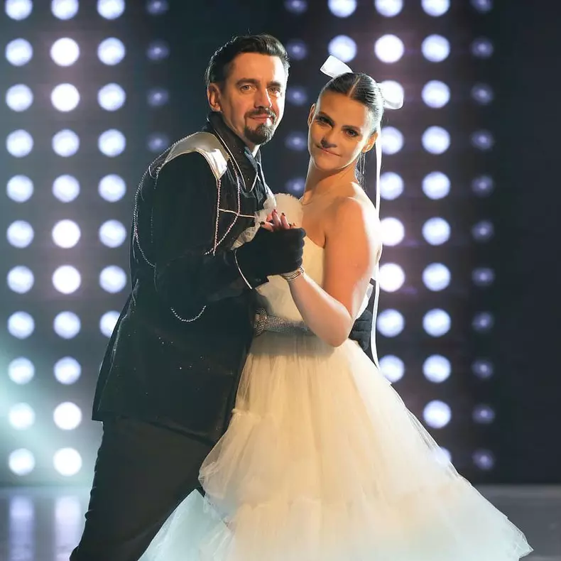 Prin-ce-greutati-a-trecut-Cosmin-Natanticu-in-timpul-filmarilor-pentru-„Dancing-on-ice-4