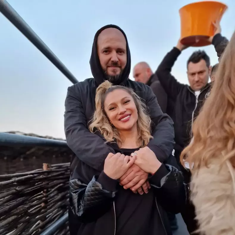 Ce-nu-i-ar-ierta-niciodata-Lora-lui-Ionut-Ghenu-1