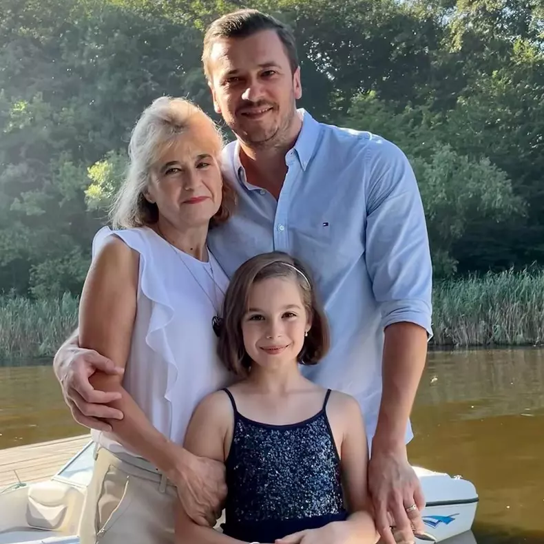 Dan-Cruceru-si-a-adus-mama-in-casa-lui-1