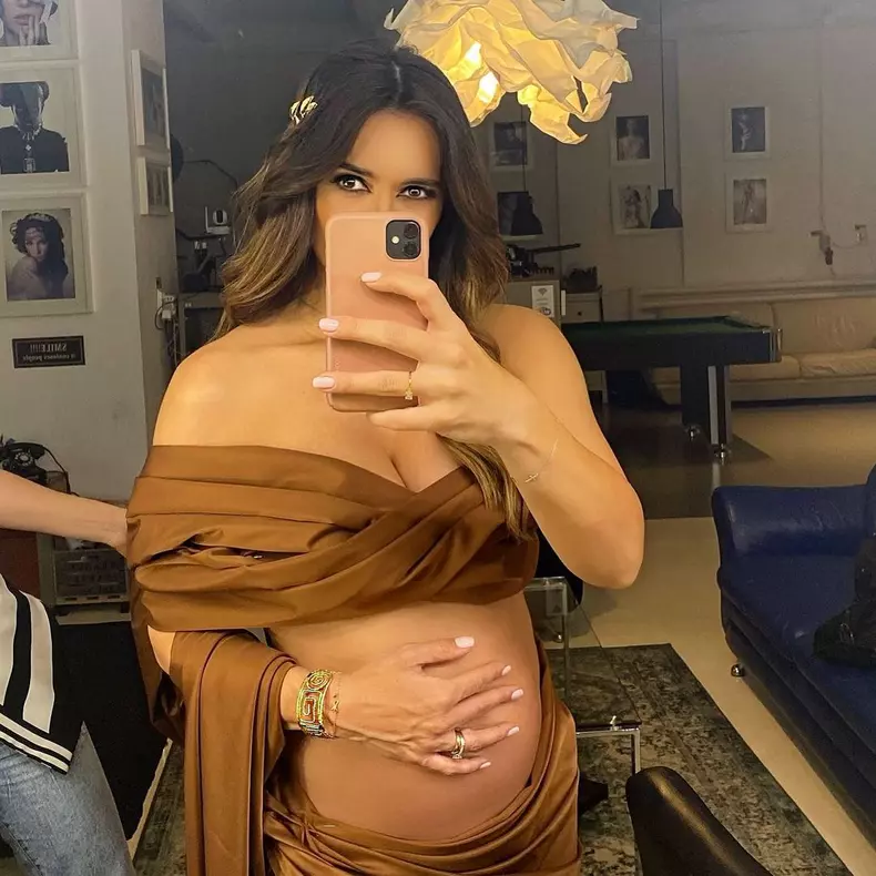 Magda-Palimariu-prima-fotografie-alaturi-de-bebelusul-ei-7