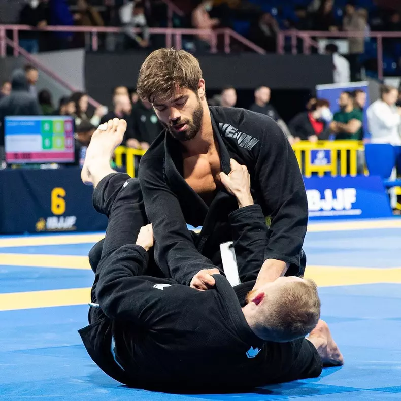 cine-este-stefan-floroaica-protagonistul-serialului-„lia-de-la-antena-1.-a-fost-concurent-„exatlon-6