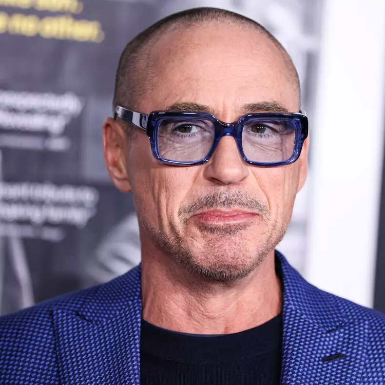 Robert Downey Jr. are un nou look, după ce copiii l-au ras în cap