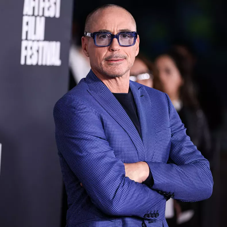 Robert Downey Jr. are un nou look, după ce copiii l-au ras în cap