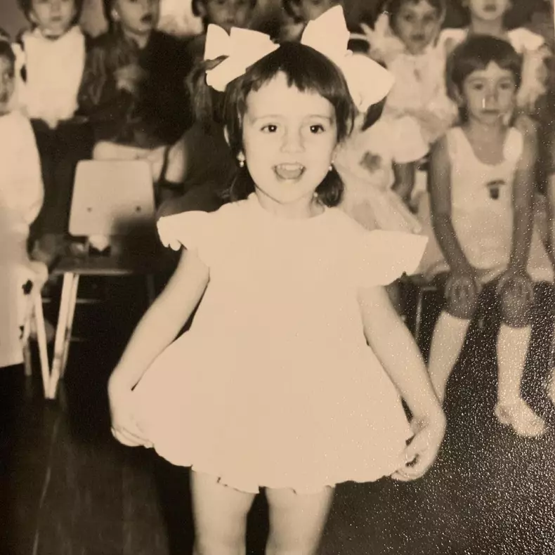 Cum arăta Simona Gherghe în copilărie. Imagini de colecție cu vedeta Antenei 1