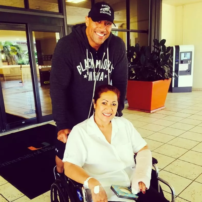 Ich bin immer fuer dich da! Dwayne "The Rock" Johnson holt seine verletzte Mutter nach dem Autounfall aus dem Krankenhaus ab // I am always there for you! Dwayne "The Rock" Johnson picks up his mom from the hospital after the car accident