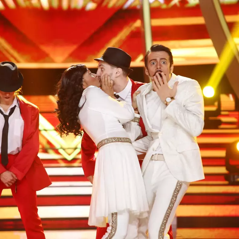 anca-turcasiu-s-a-sarutat-cu-un-dansator-de-la-antena-1-2