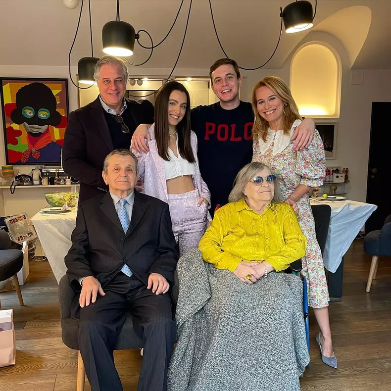 andreea-esca-moment-stanjenitor-in-fata-socrilor-ei.-2