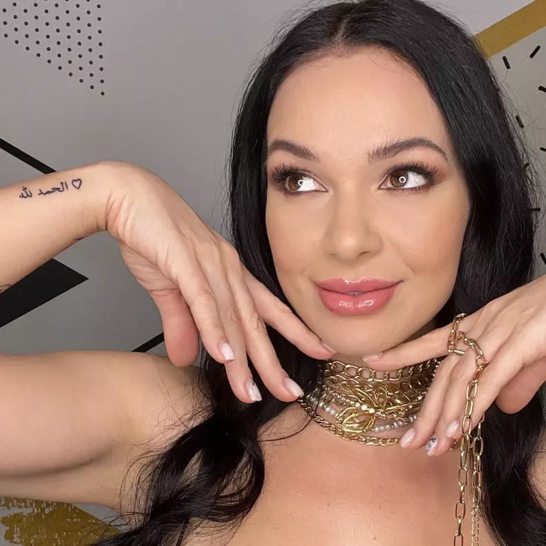 deea-maxer-despre-cum-i-s-a-schimbat-viata-dupa-divortul-de-dinu.-artista-nu-mai-este-singura-2