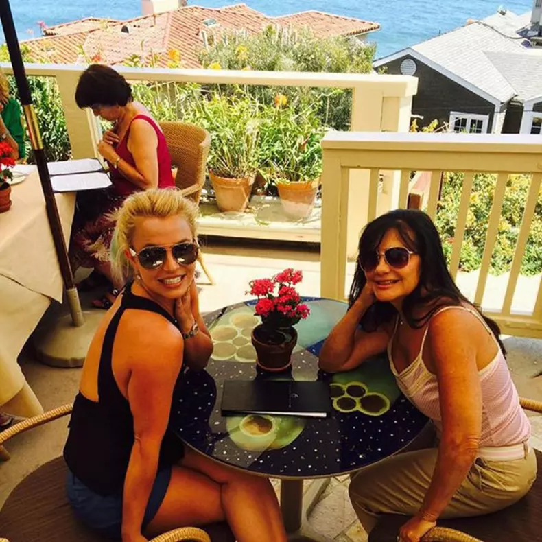Britney Spears: Beautiful day for brunch! (mit Mutter Lynne Spears)