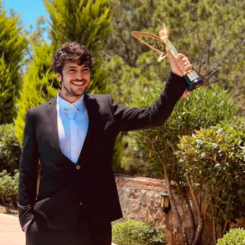 Îl mai țineți minte pe Taner Olmez, Doctorul minune din serialul de la Kanal D? Are o fetiță adorabilă