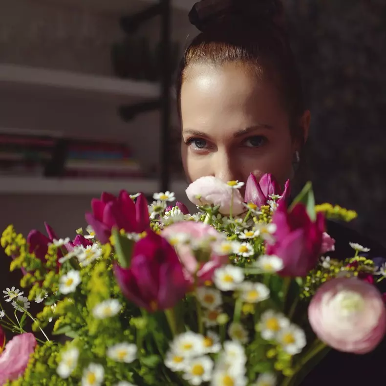 Meryem Uzerli, încântătoare pe covorul roșu de la Cannes