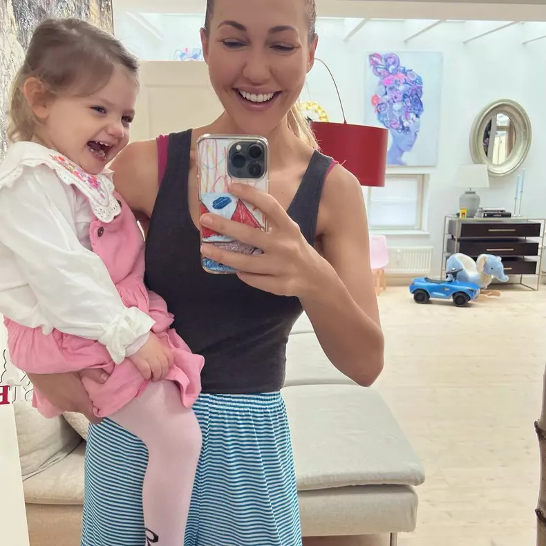 Meryem Uzerli, încântătoare pe covorul roșu de la Cannes