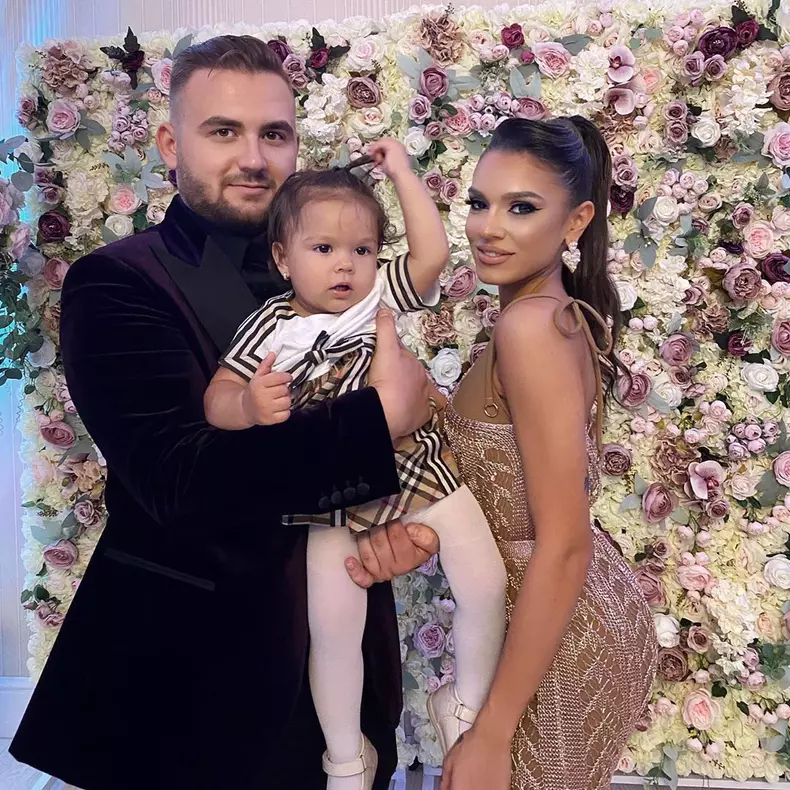 Karmen, iubitul ei Bogdan și fiica lor
