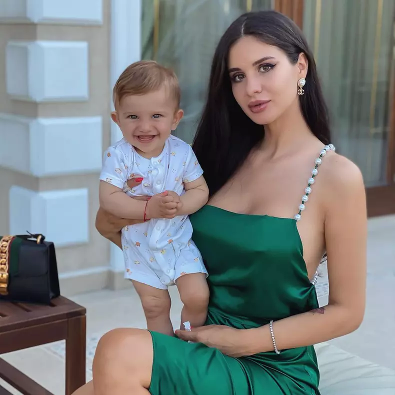 Larisa Ionescu și fiul ei Carol Ayan