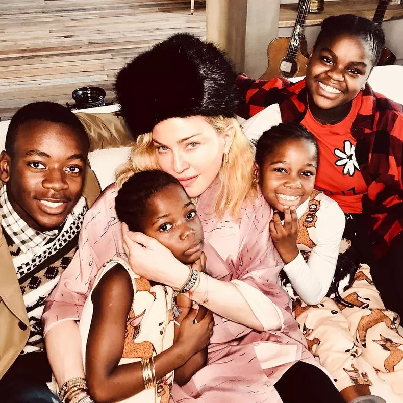 Madonna și cei patru copii adoptați ai ei