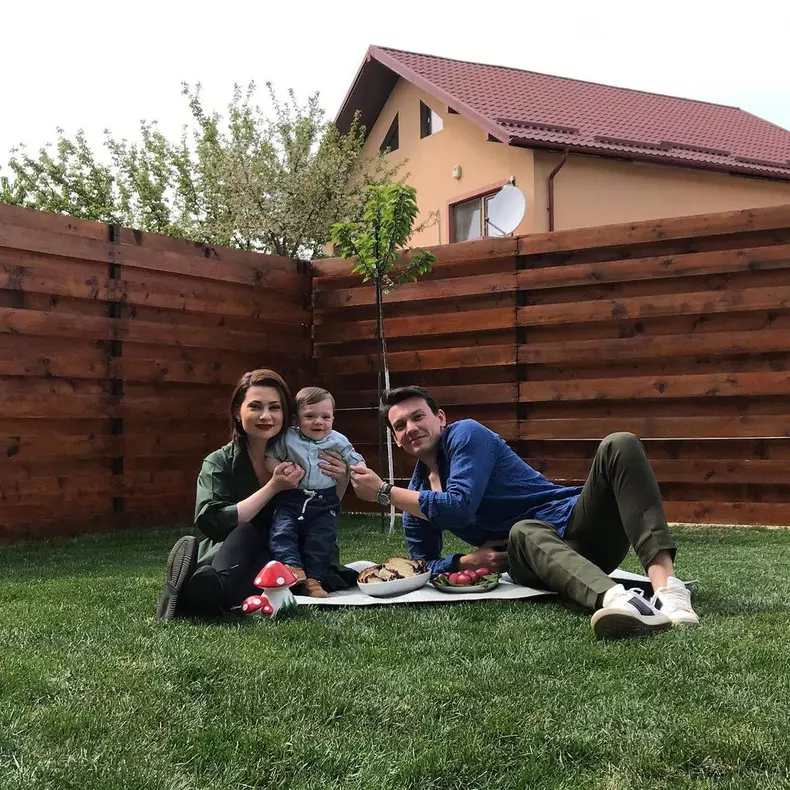 Mihaela Călin, soțul ei Daniel Sava și fiul lor Petru
