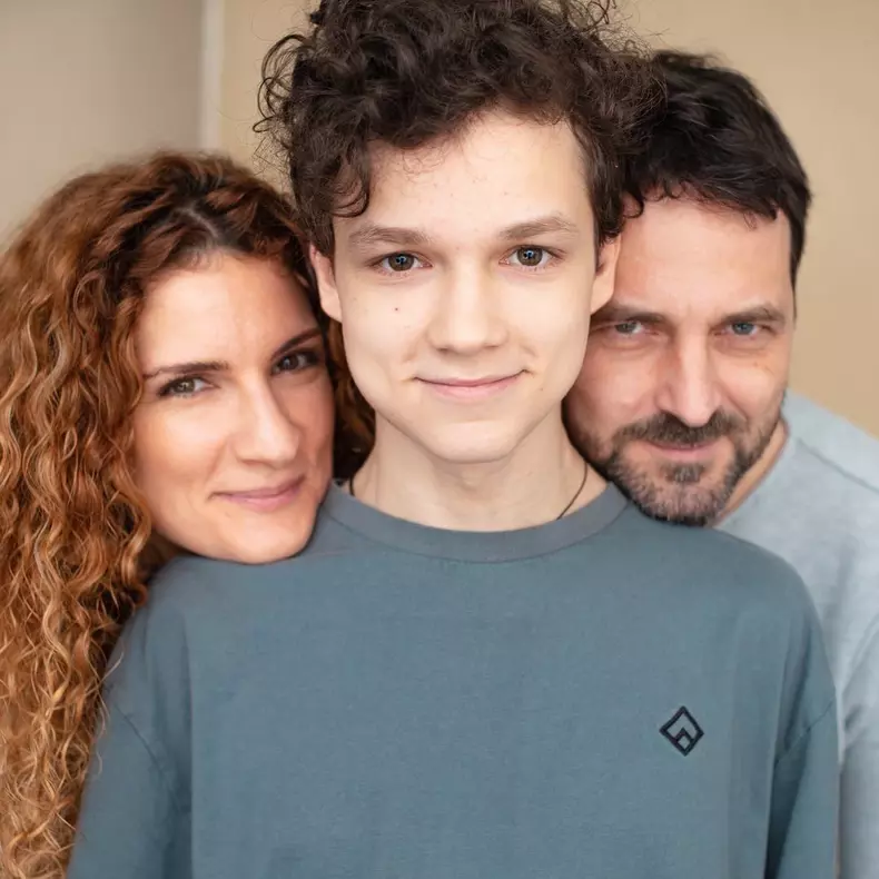 Andrei Aradits, soția lui Andreea și fiul lor Eric