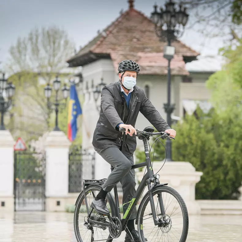 klaus iohannis a mers cu bicicleta (3)