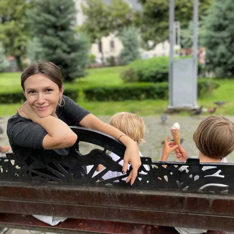 Adela Popescu și fiii ei