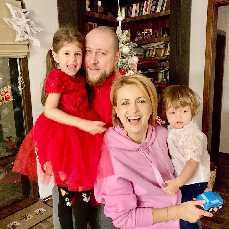 Simona Gherghe, soțul ei și copiii lor