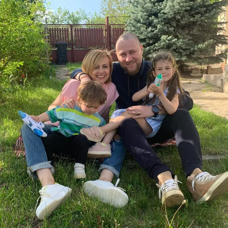 Simona Gherghe, soțul ei și copiii lor