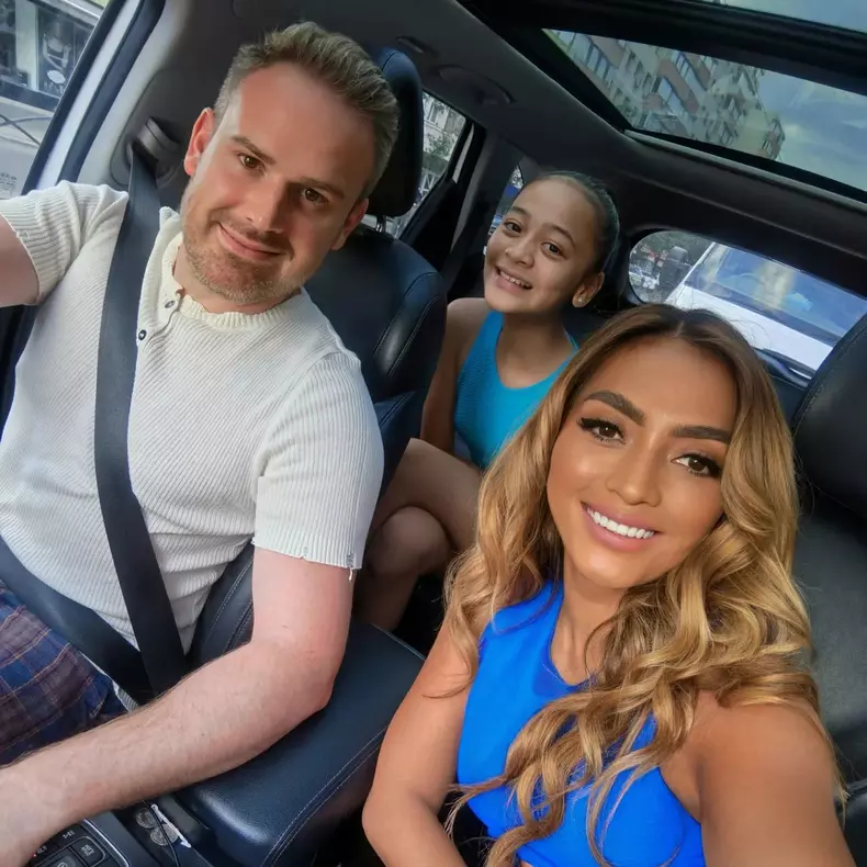 bella santiago si familia