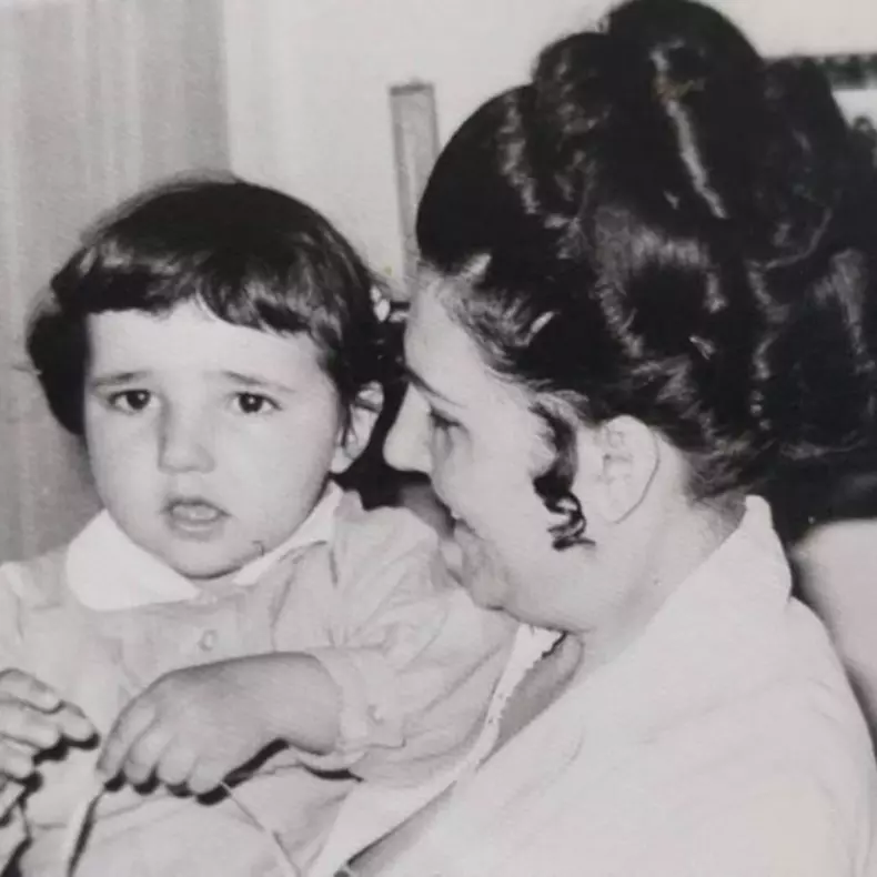 Ozana Barabancea în copilărie, alături de mama ei.Sursă foto: Arhivă personală