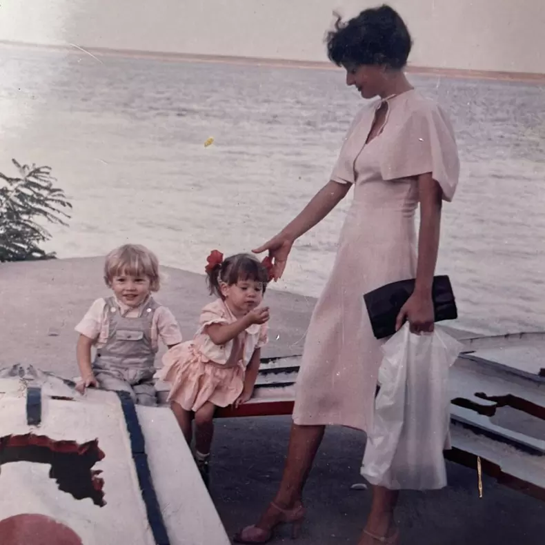 Crina Semciuc împreună cu mama și fratele ei. Sursă foto: Arhivă personală