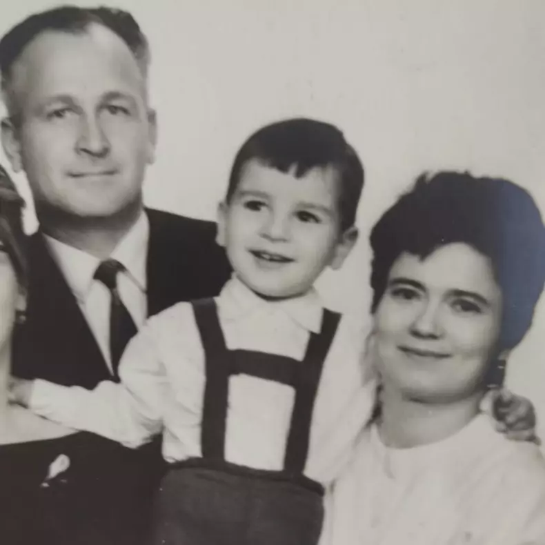 Mircea Zara alături de părinții lui. Sursă foto: Arhivă personală