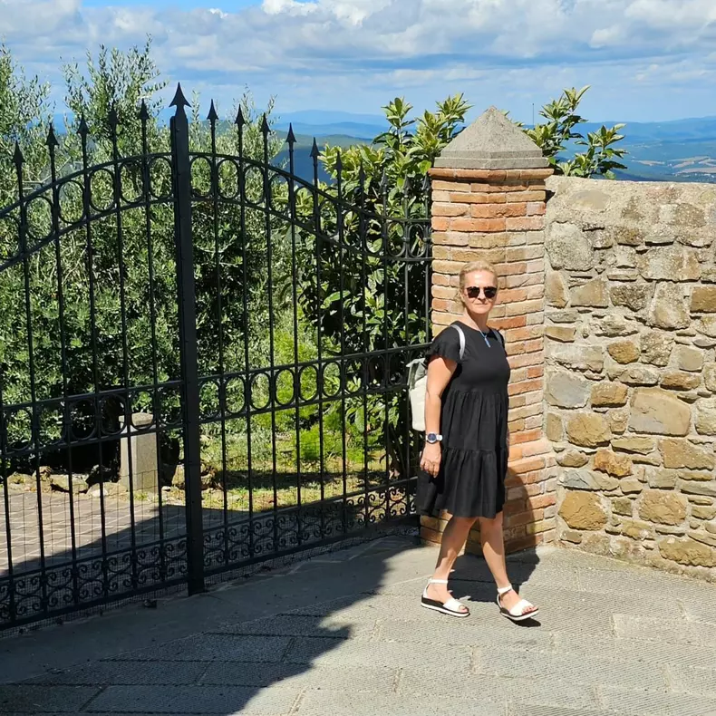 mona nicolici in toscana
