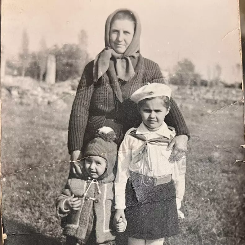 Niculina Stoican alături de sora și bunica ei. Sursă foto: Arhivă personală