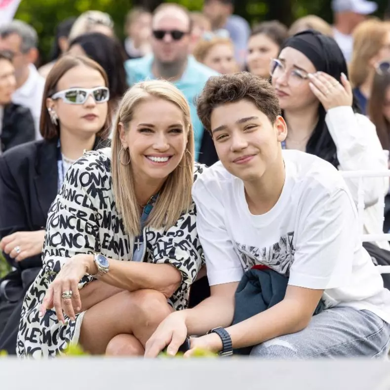 Ileana Badiu alături de fiul ei. Sursă foto: Arhivă personală