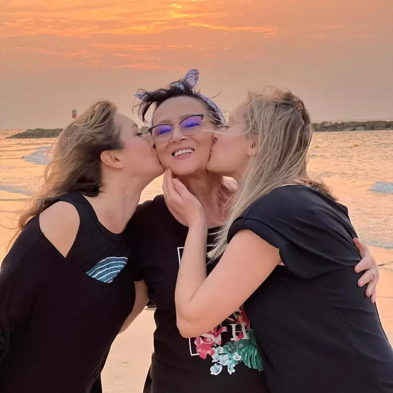Laura Cosoi, mama ei, Ligia, și sora ei, Alina