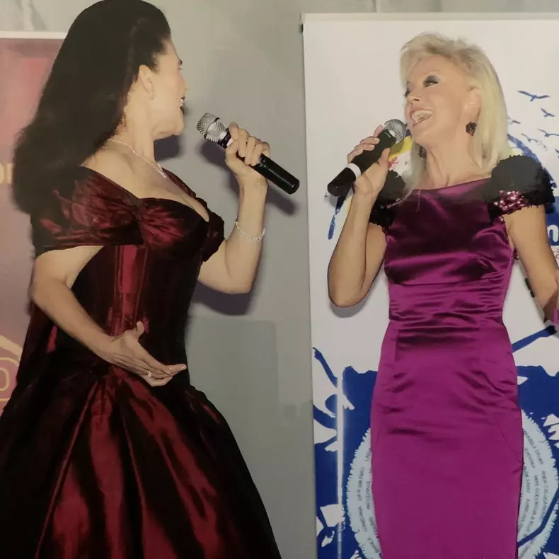 Lucia Bubulac cântă împreună cu Felicia Filip. Sursă foto: Arhivă personală