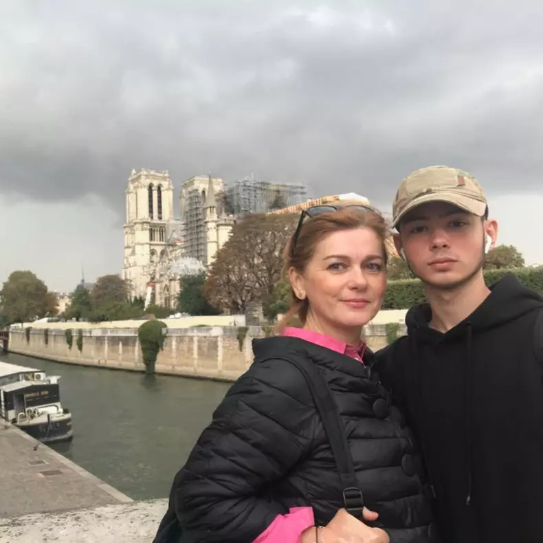 Simona Mihăescu alături de fiul ei. Sursă foto: Arhivă personală