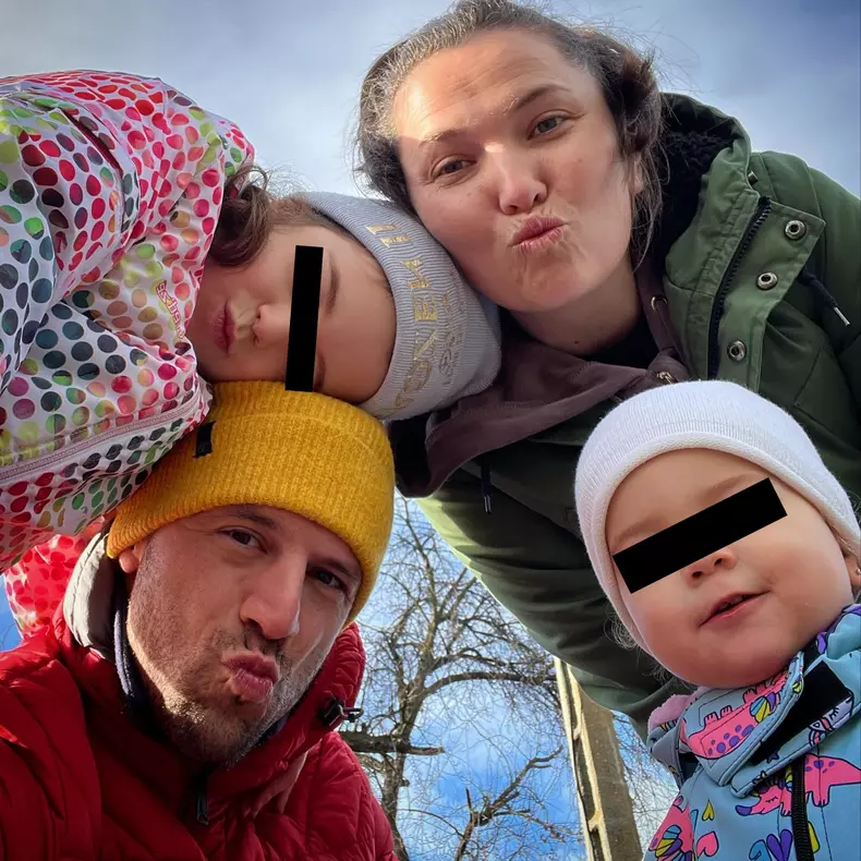 Adi Nartea, soția lui, Alina Nartea Ferinceac, și fetițele lor, Mara și Petra