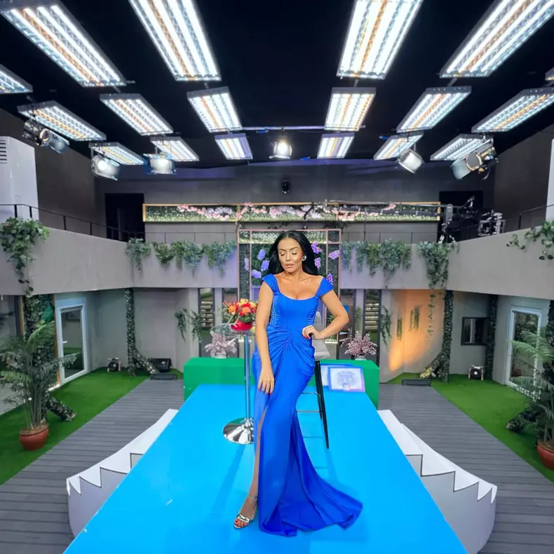 Andreea Mantea în platoul emisiunii Casa Iubirii de la Kanal D în rochie sirenă albastră