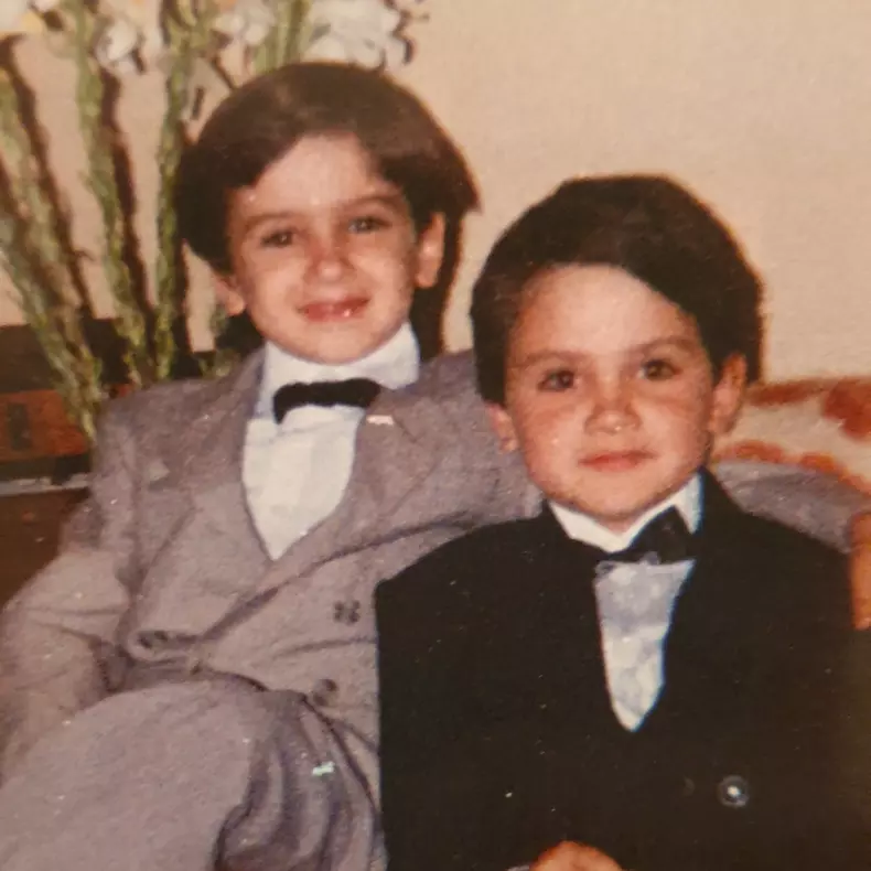 Dorian și Ciprian în copilărie. Sursă foto: Arhivă personală