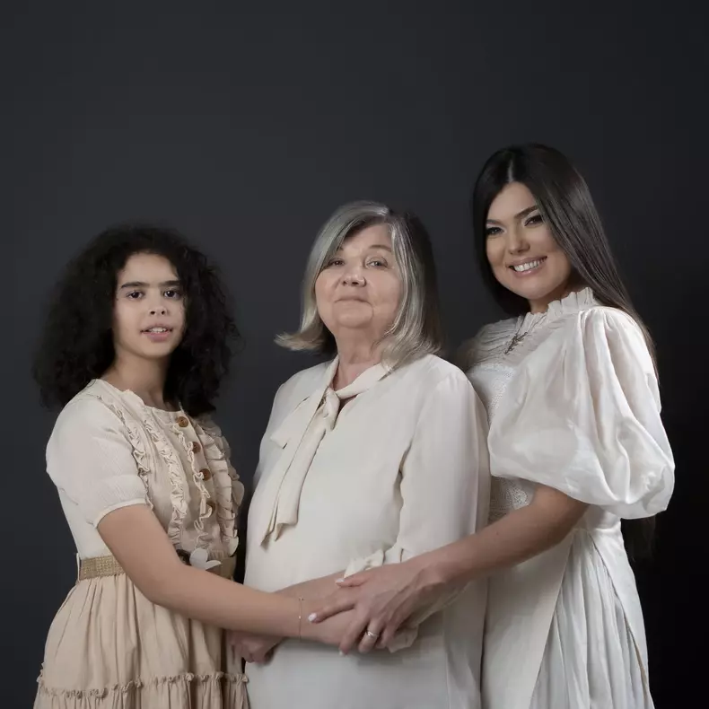 Paula Seling, alături de mama, Maria Seling, și de fiica ei, Elena Bucura Seling, în videoclipul piesei „Inima ce inimă mi-a dat”