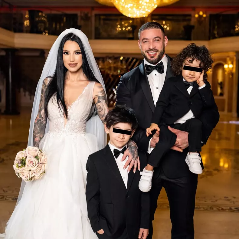 Roxana Vancea și soțul ei, Dragoș Paiu, la ședința foto pentru nuntă cu cei doi copii, Milan și Zian