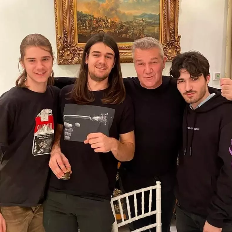 Băieții Lilianei Ștefan alături de tatăl lor. Sursă foto: Arhivă personală